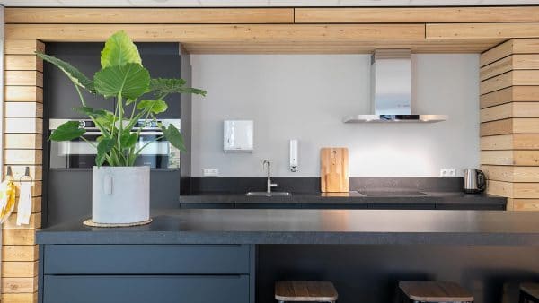 03_Aarts_Keuken_Wand_Zwart_Seeters-600×338