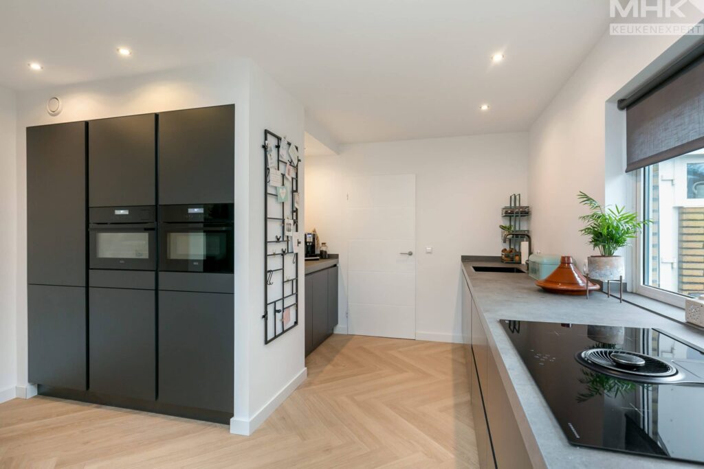 04_2020_Keuken-expert_Verhoeven_Zwart_Muur_L_HR-2560×1707
