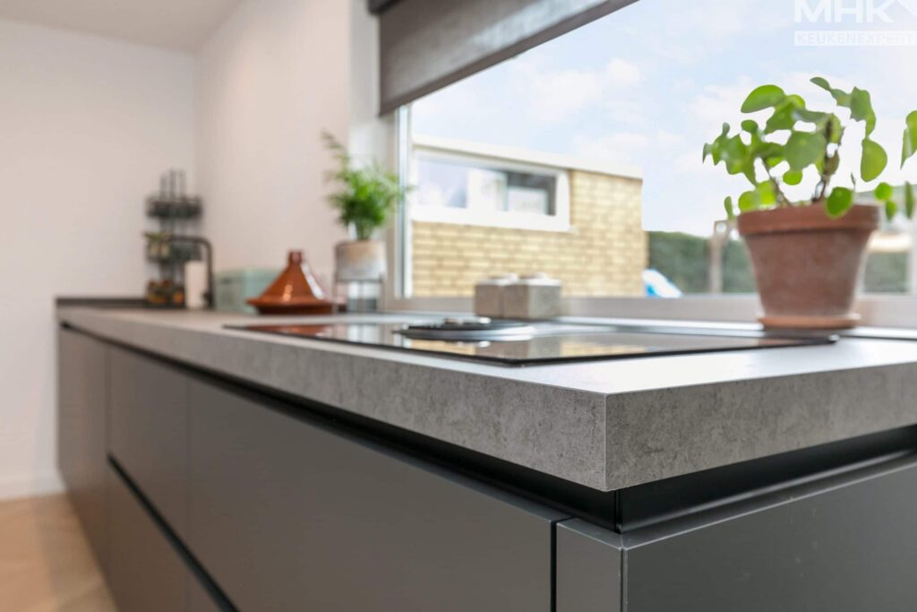 12_2020_Keuken-expert_Verhoeven_Zwart_Muur_L_HR-scaled